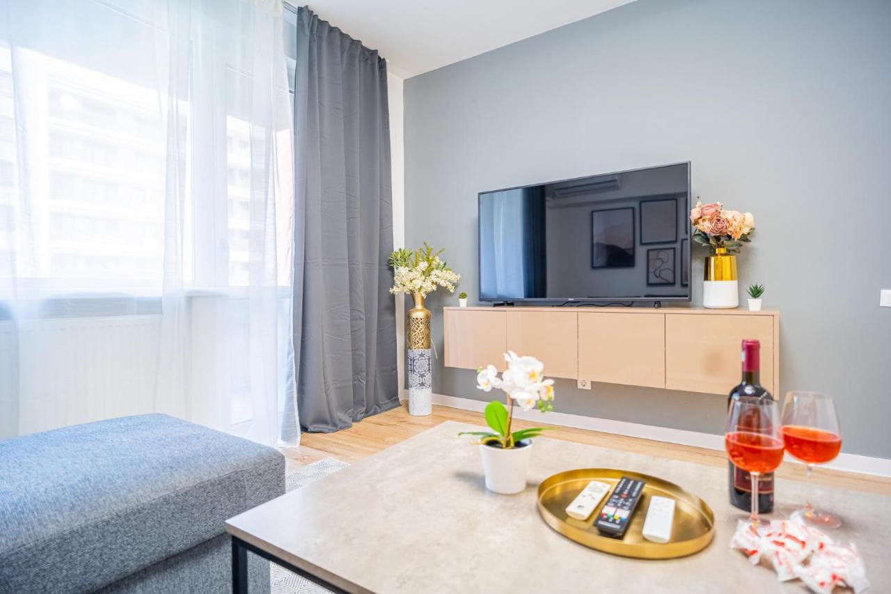 Refreshingly Chic: Newly Renovated 2Br Apartment Bukarest Kültér fotó
