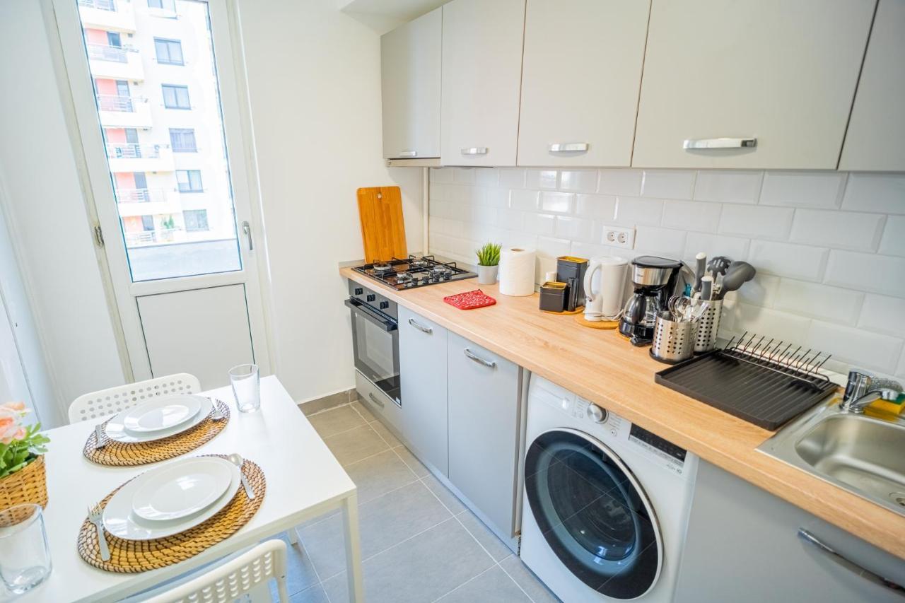 Refreshingly Chic: Newly Renovated 2Br Apartment Bukarest Kültér fotó