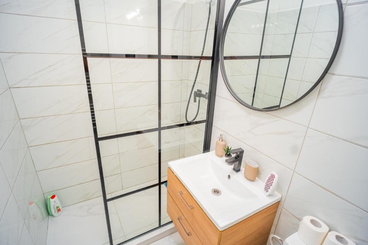 Refreshingly Chic: Newly Renovated 2Br Apartment Bukarest Kültér fotó