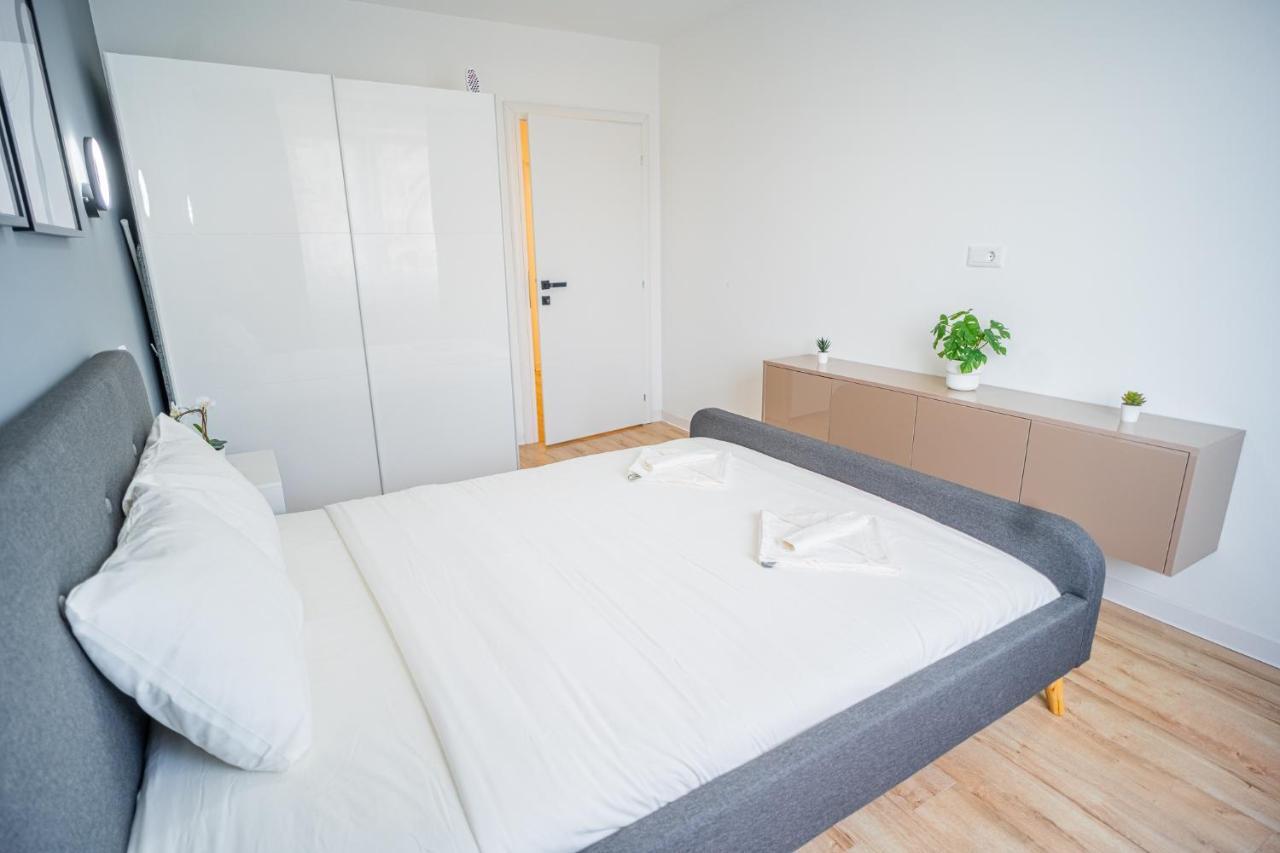 Refreshingly Chic: Newly Renovated 2Br Apartment Bukarest Kültér fotó