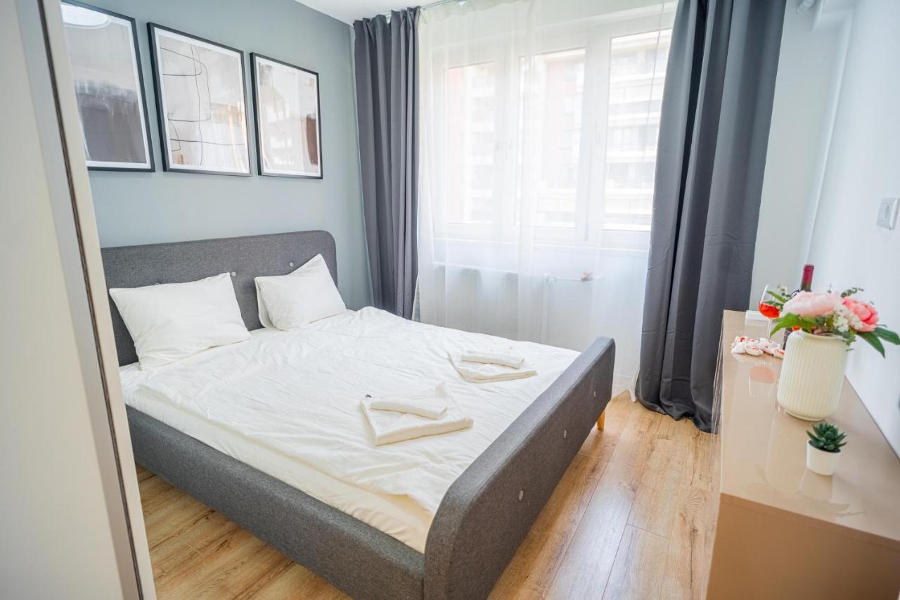 Refreshingly Chic: Newly Renovated 2Br Apartment Bukarest Kültér fotó