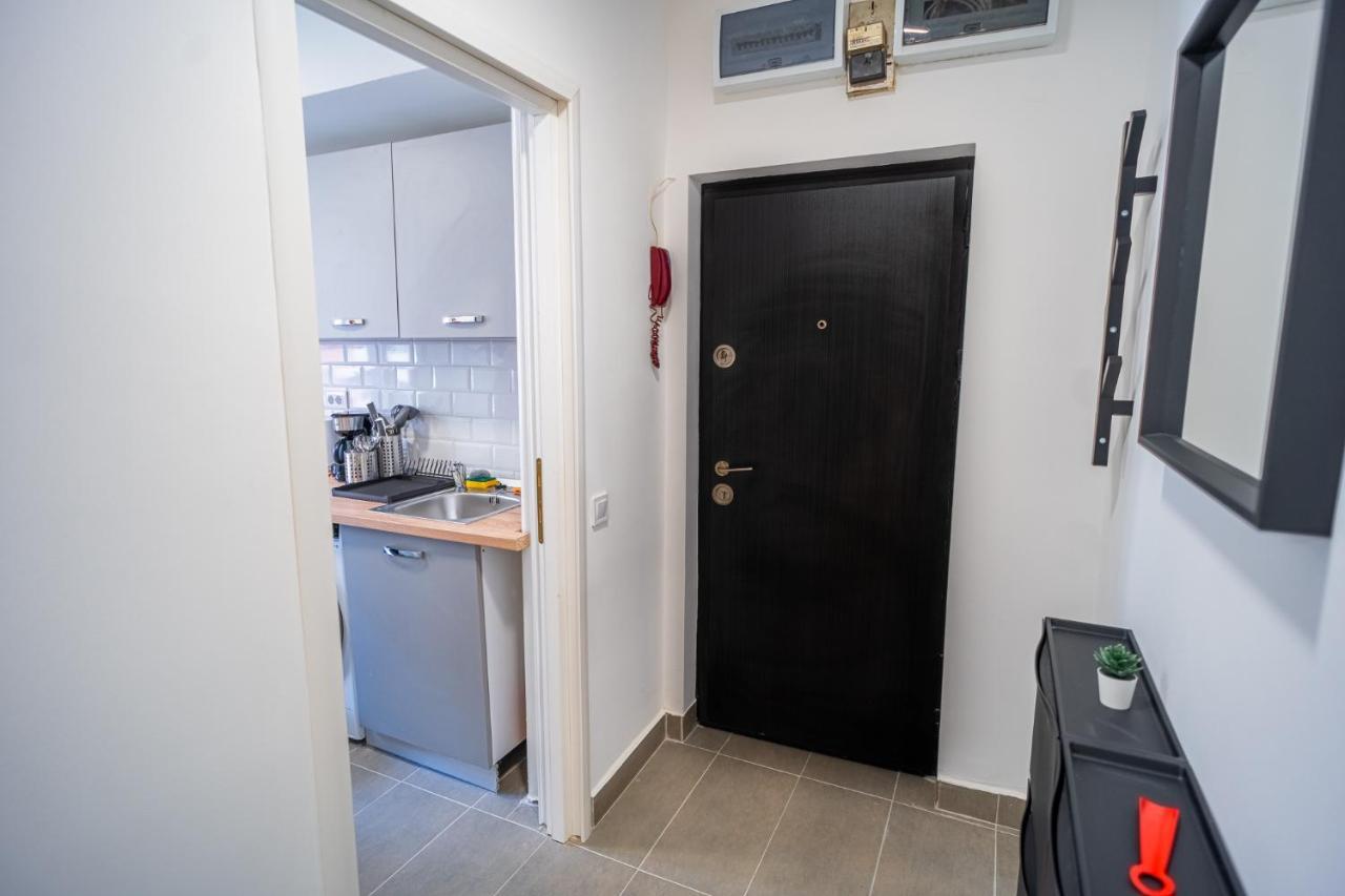 Refreshingly Chic: Newly Renovated 2Br Apartment Bukarest Kültér fotó
