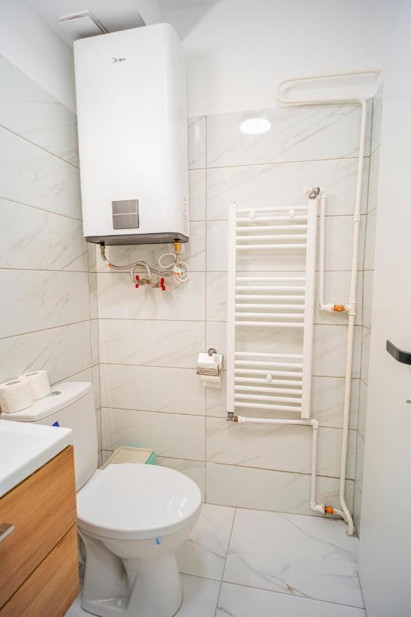 Refreshingly Chic: Newly Renovated 2Br Apartment Bukarest Kültér fotó