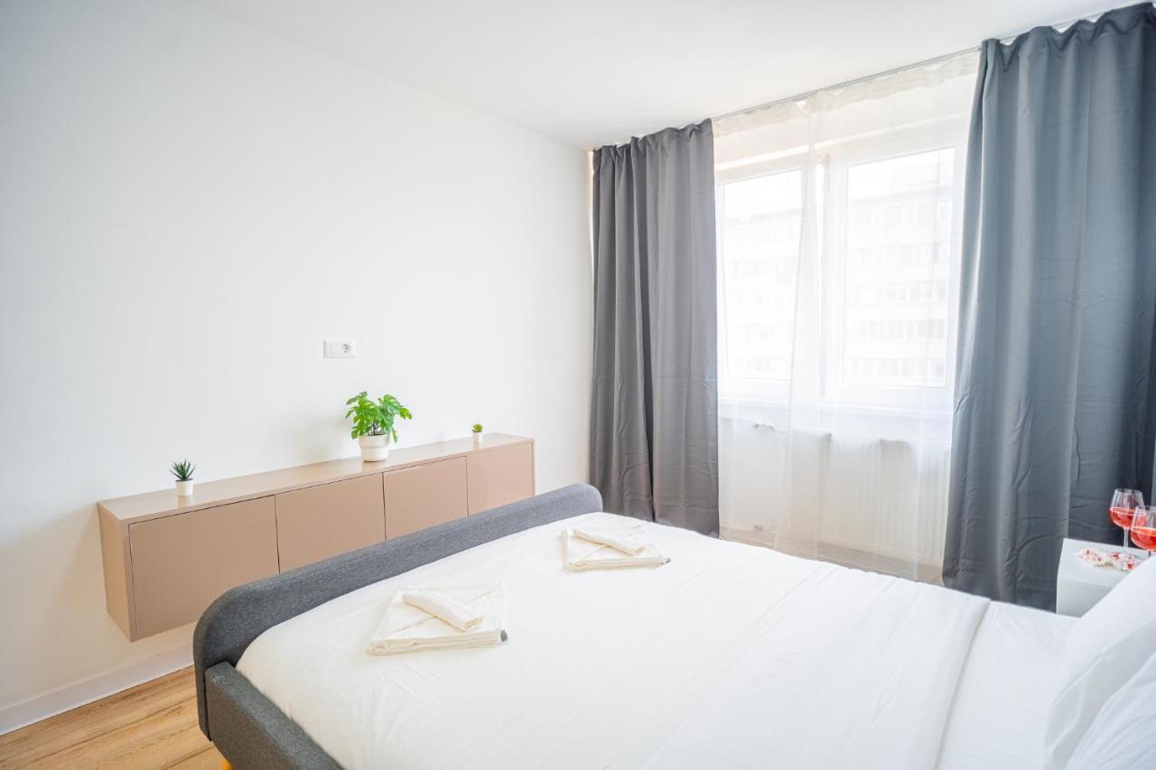 Refreshingly Chic: Newly Renovated 2Br Apartment Bukarest Kültér fotó