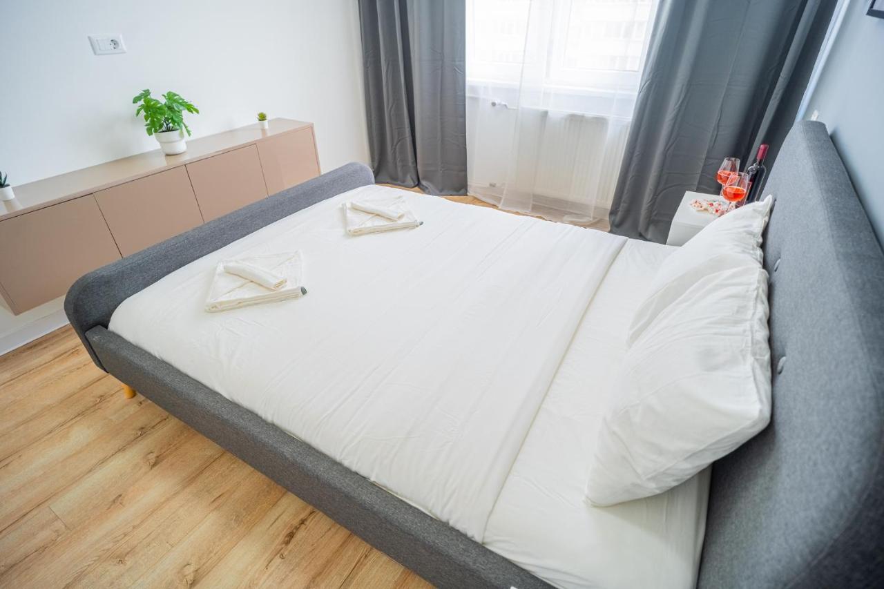 Refreshingly Chic: Newly Renovated 2Br Apartment Bukarest Kültér fotó
