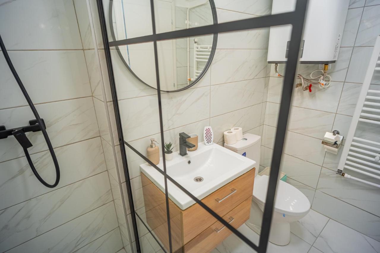 Refreshingly Chic: Newly Renovated 2Br Apartment Bukarest Kültér fotó