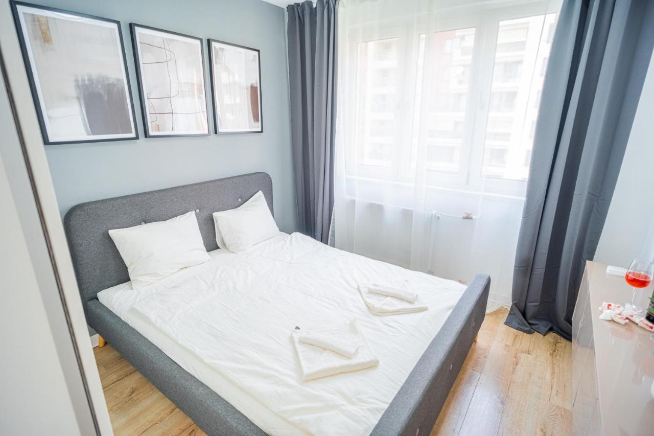Refreshingly Chic: Newly Renovated 2Br Apartment Bukarest Kültér fotó