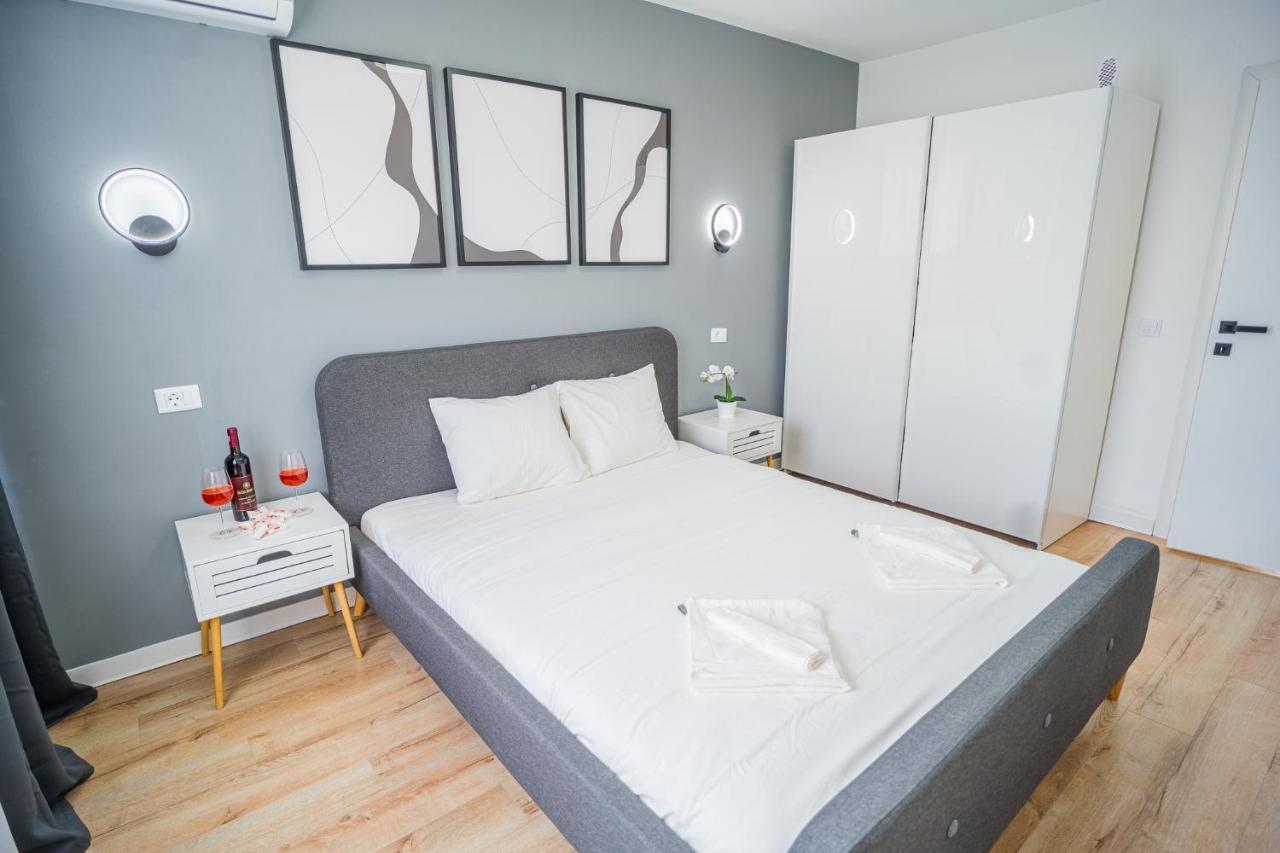 Refreshingly Chic: Newly Renovated 2Br Apartment Bukarest Kültér fotó